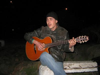 morod itaf guitarra  < monsif es un,  cantante de la guitarra